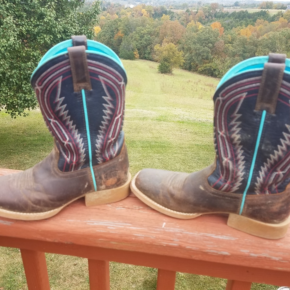 Ariat size 2.5 girls cowboy boots